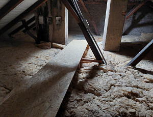 Zateplení bytového domu pomocí foukané izolace